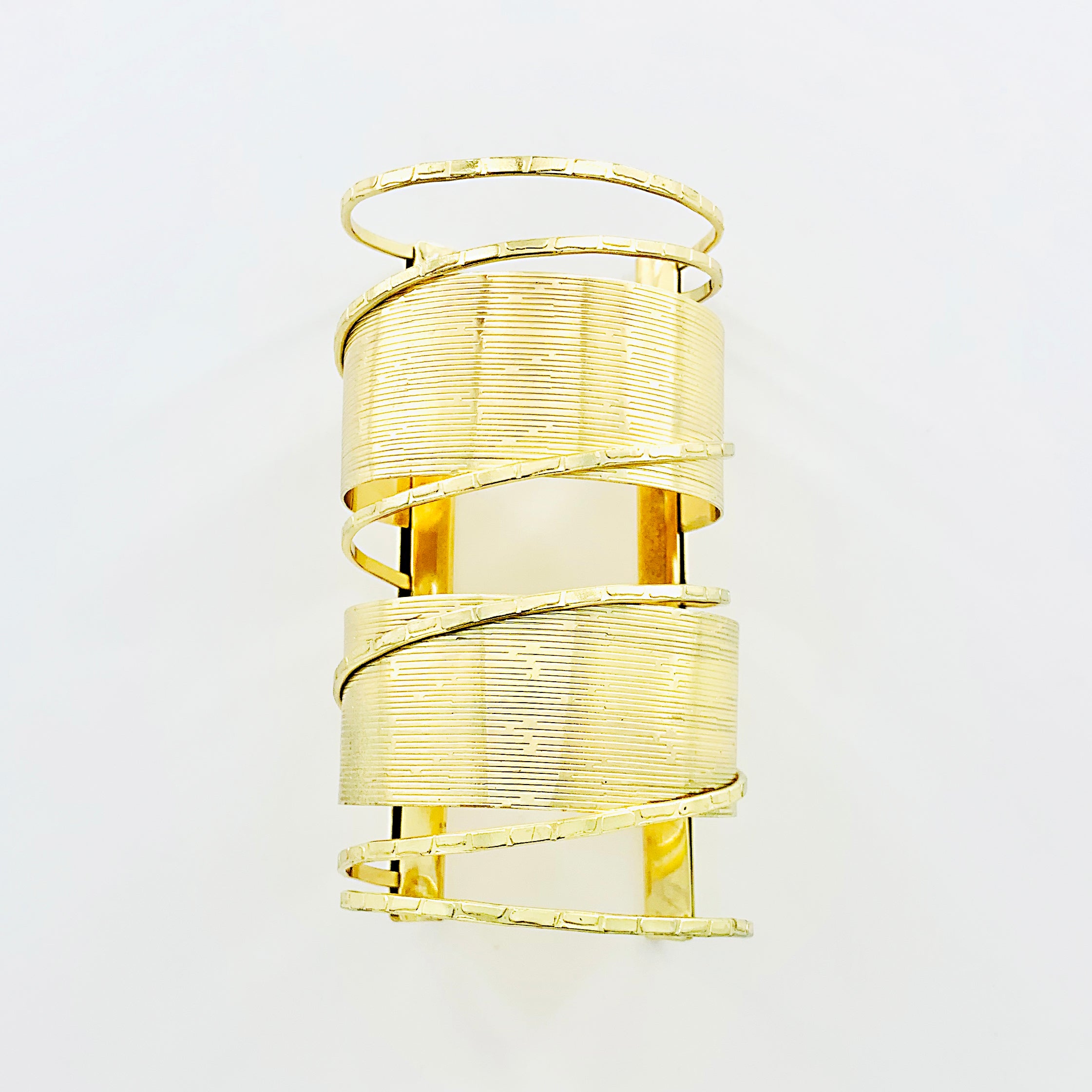 Wide cuff with linear lines in Gold