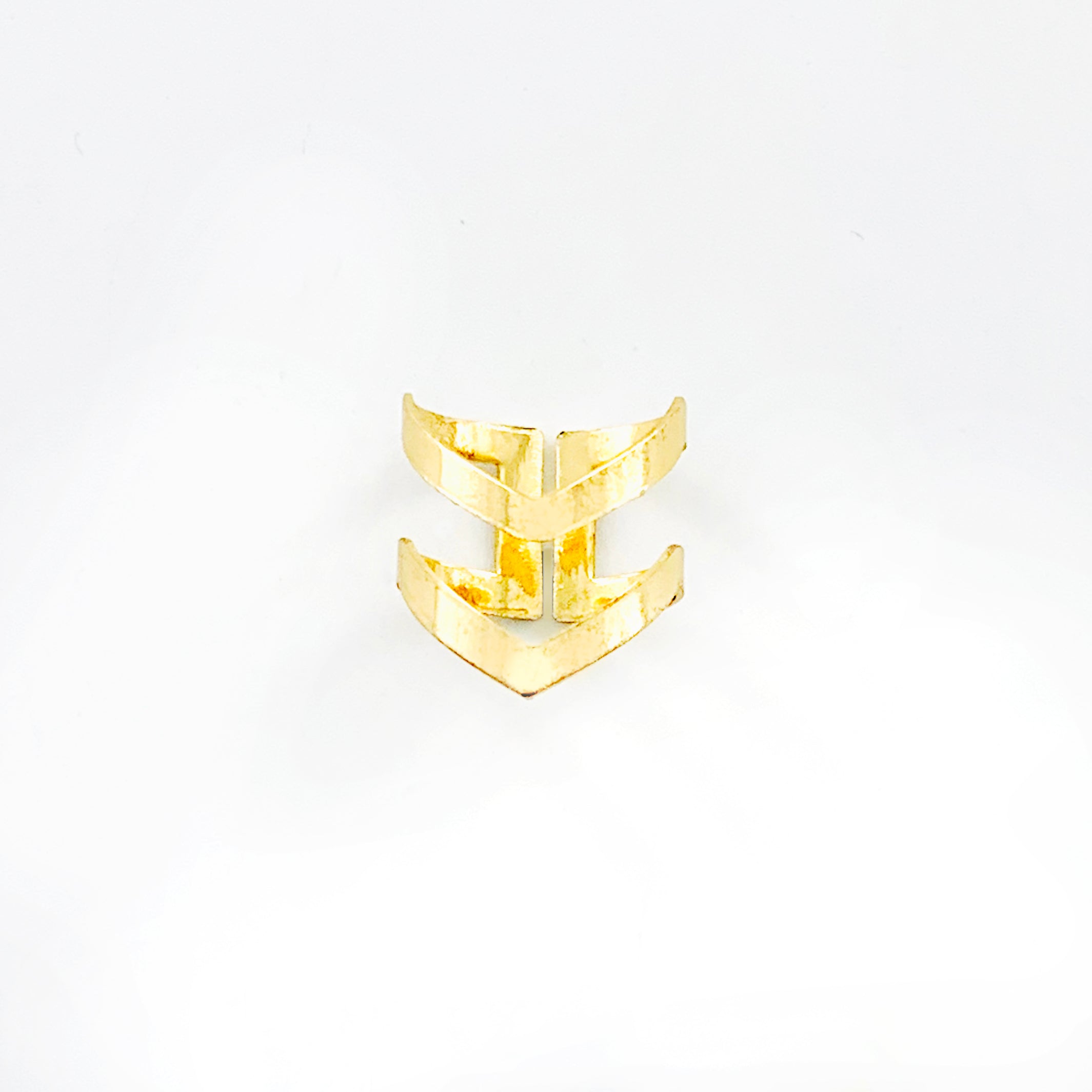 Ring with double V design in gold